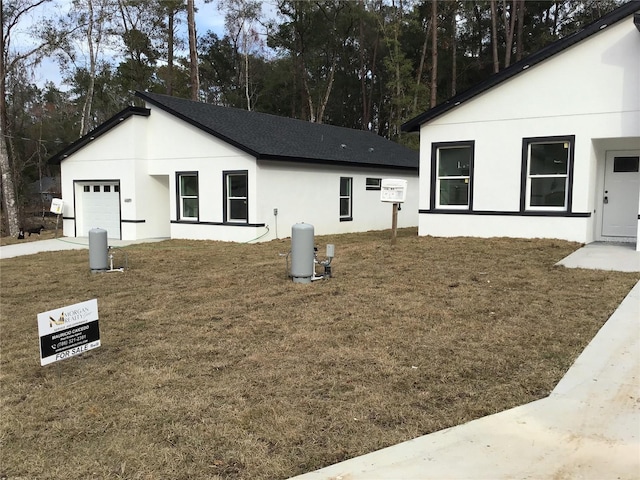 view of front of home featuring a garage and a front yard