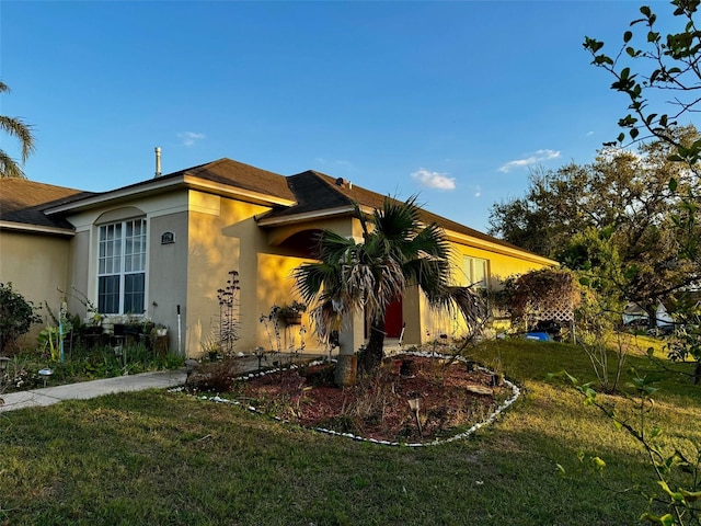 view of front facade featuring a front yard