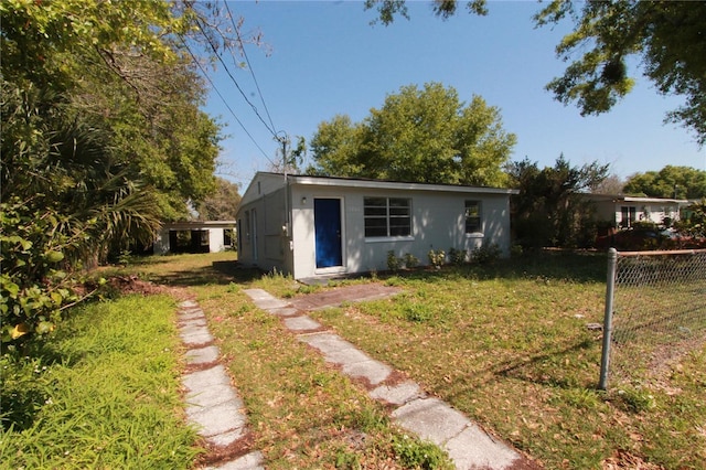 view of front of home featuring a front yard