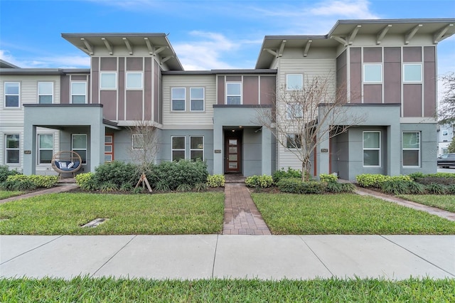 view of front of home with a front lawn