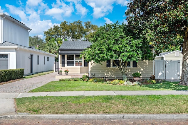 view of front facade with a front yard