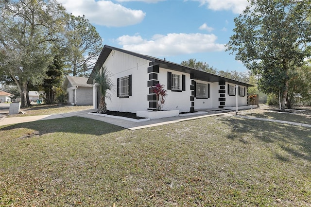 view of front of house featuring a garage and a front yard