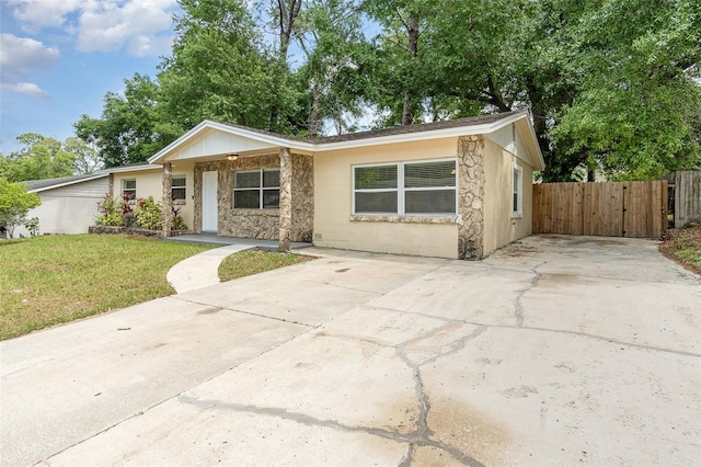 single story home with a front lawn