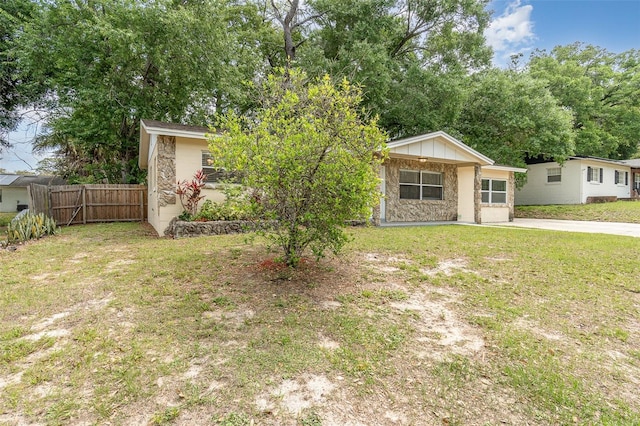 view of front of house featuring a front yard