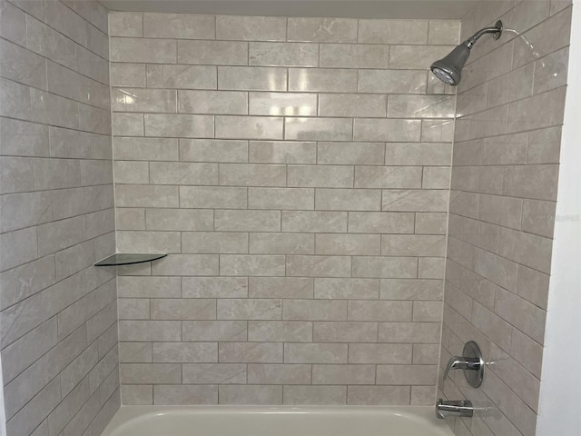 bathroom with tiled shower / bath