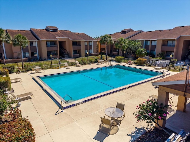 5201 Vineland Rd Unit 112, Orlando, FL 32811 - community pool featuring fence, a residential view, and a patio