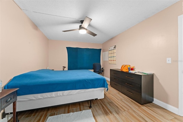 5201 Vineland Rd Unit 112, Orlando, FL 32811 - bedroom featuring light wood-style flooring, a ceiling fan, and baseboards