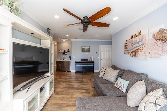 living room with ceiling fan, ornamental molding, wood finished floors, and recessed lighting