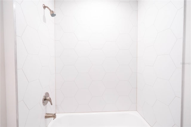 bathroom with tiled shower / bath