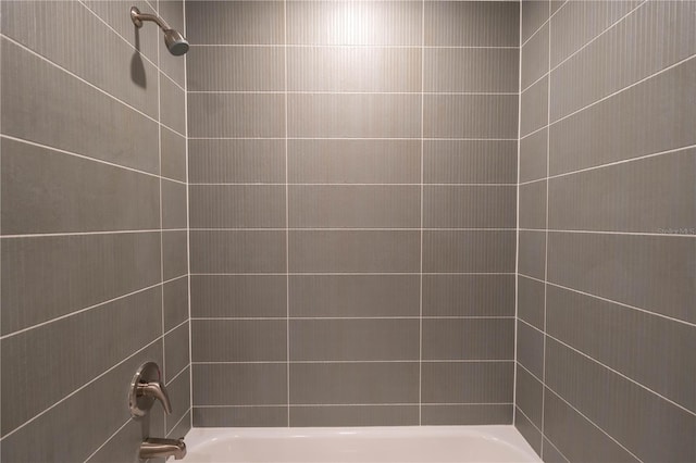 bathroom featuring tiled shower / bath combo