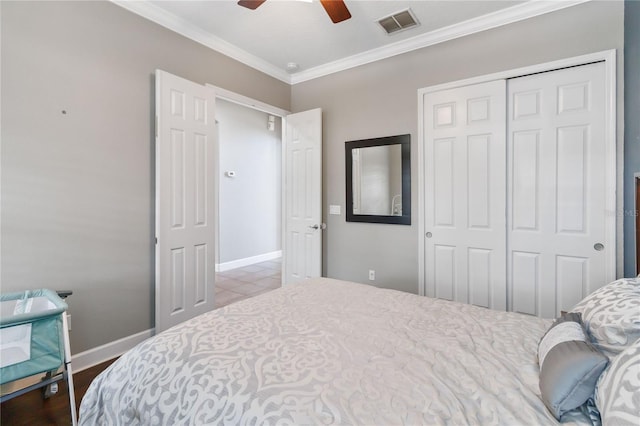 bedroom with crown molding, a closet, and ceiling fan