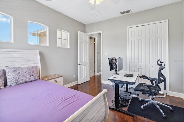 bedroom with dark wood-type flooring, a closet, and ceiling fan