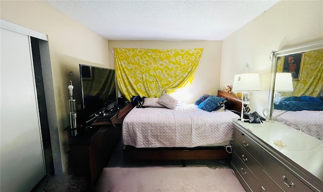 bedroom featuring carpet and a textured ceiling