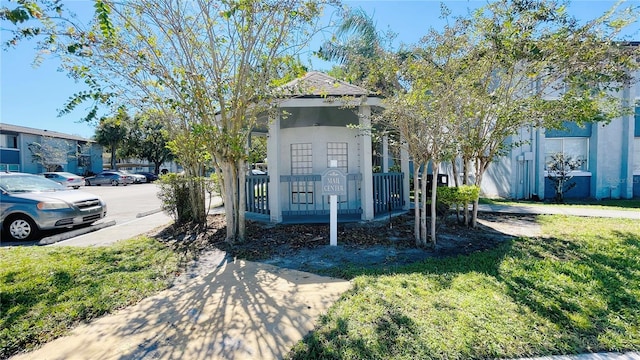 view of front of house featuring a front yard