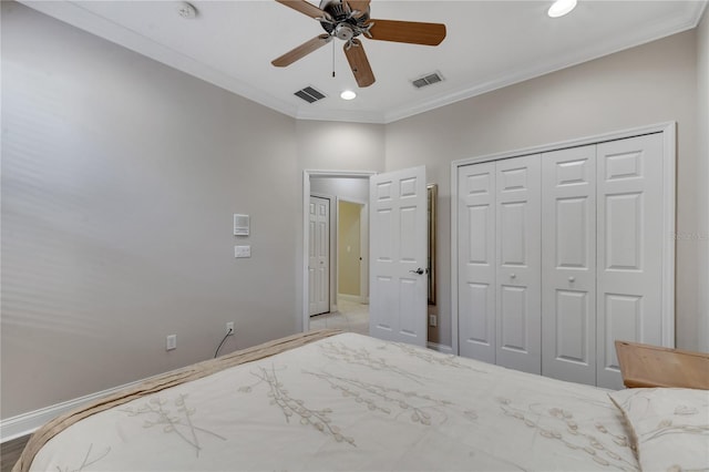 unfurnished bedroom with ceiling fan, ornamental molding, and a closet