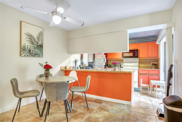 kitchen with stainless steel fridge with ice dispenser, electric range, ceiling fan, and kitchen peninsula