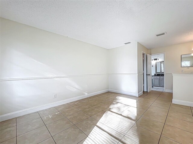 1970 Larkwood Dr, Apopka, FL 32703 - spare room with visible vents, a textured ceiling, baseboards, and light tile patterned flooring