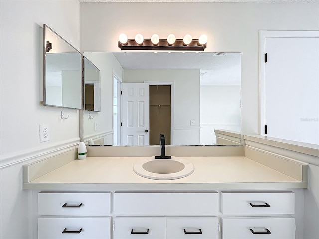 1970 Larkwood Dr, Apopka, FL 32703 - bathroom with vanity
