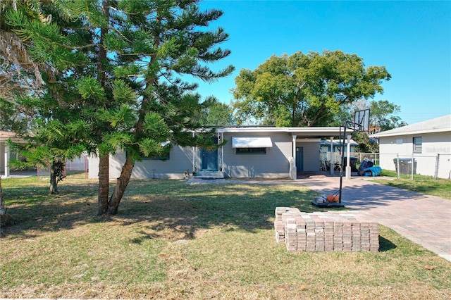 view of front of home featuring a carport and a front yard