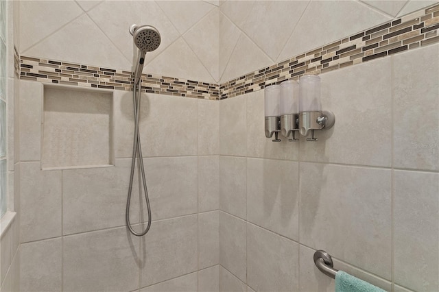 bathroom featuring a tile shower