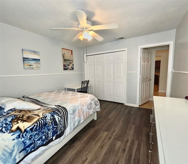 bedroom featuring ceiling fan, dark hardwood / wood-style floors, and a closet