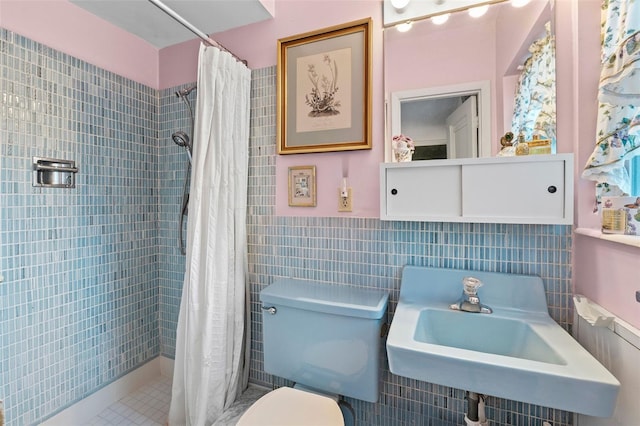 bathroom featuring a shower with curtain, toilet, sink, and tile walls