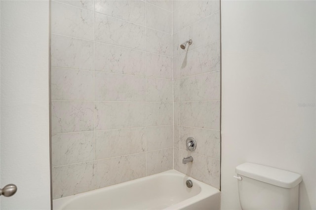 bathroom with tiled shower / bath and toilet