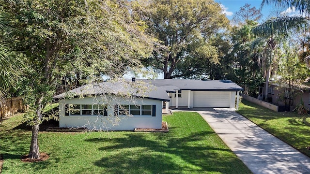 view of front of property featuring a front lawn