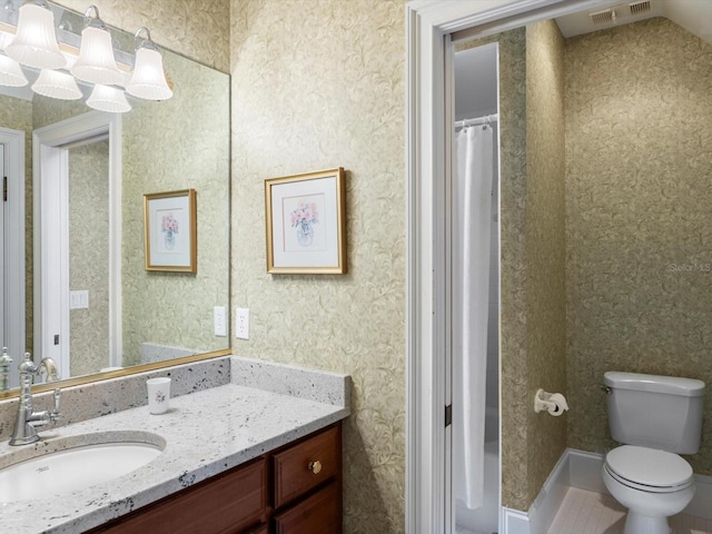 full bath with visible vents, a shower with shower curtain, toilet, vanity, and wallpapered walls