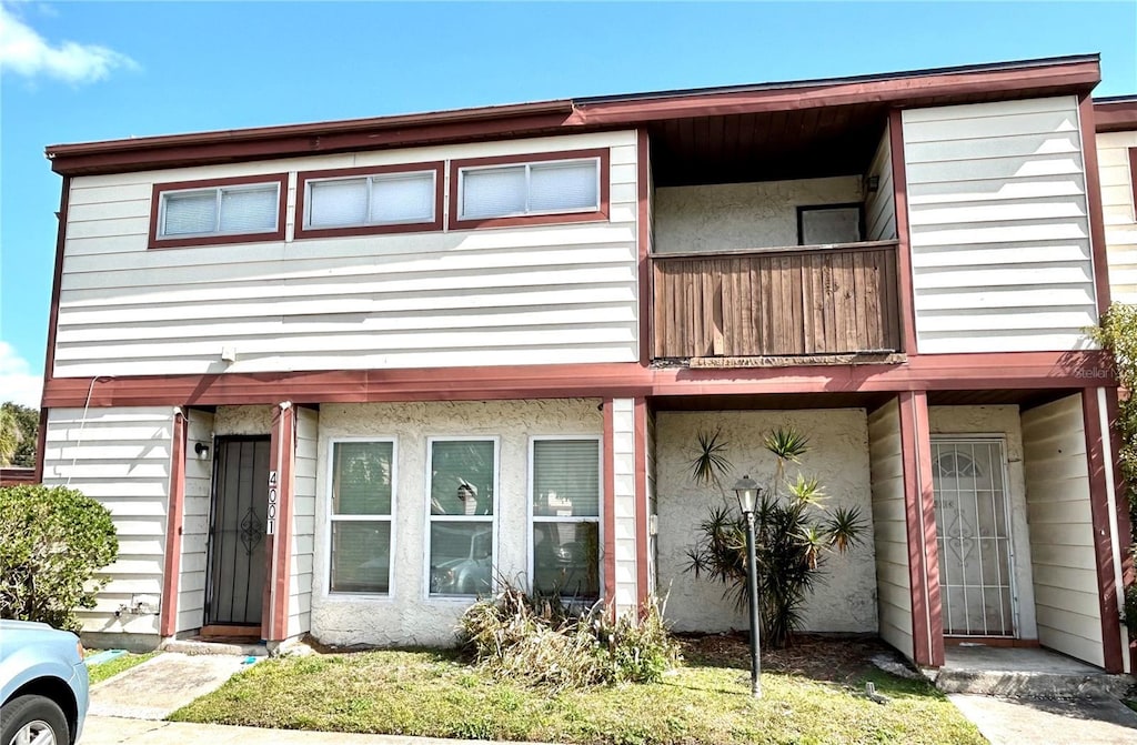 view of front of property featuring a balcony