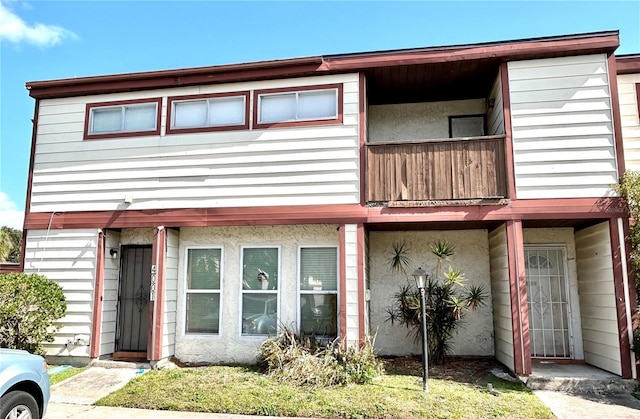 view of front of property featuring a balcony