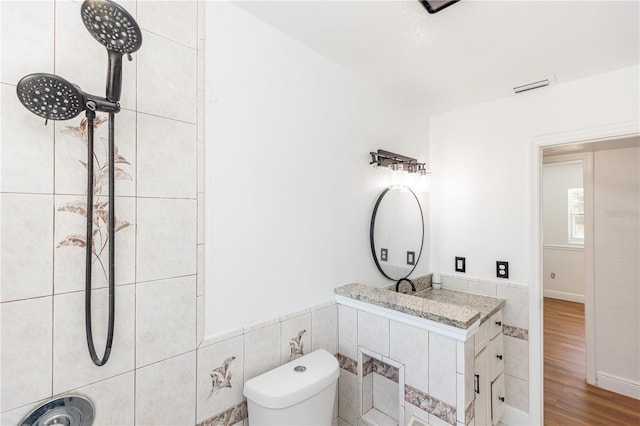 5508 Meridian Way, Orlando, FL 32808 - full bath featuring wood finished floors, tiled shower, tile walls, and visible vents