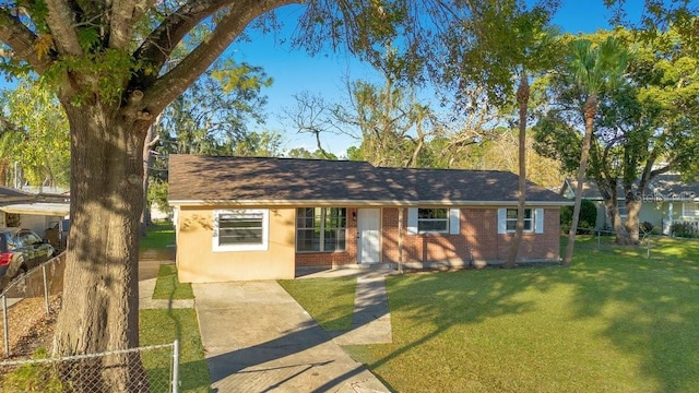 single story home featuring a front lawn