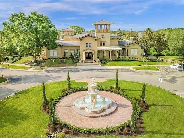 view of property's community featuring a lawn