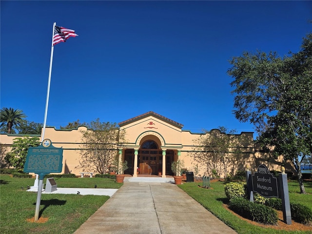 812 S Locust Ave, Sanford, FL 32771 - view of front facade with stucco siding and a front lawn