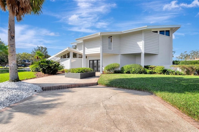 view of front of house featuring a front yard