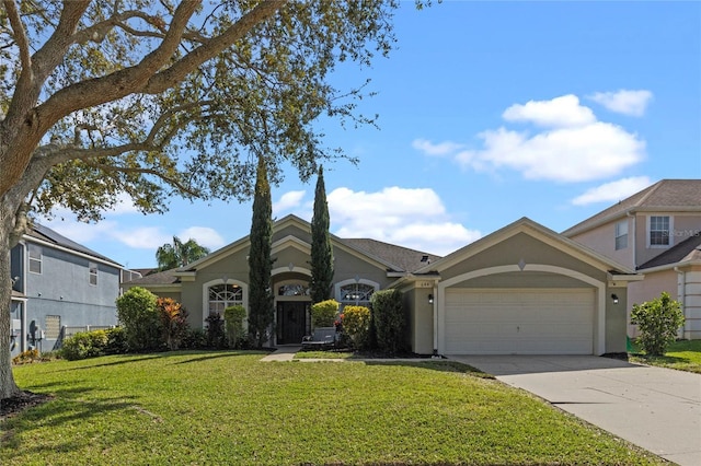 view of front facade featuring a garage, stucco siding, driveway, and a front yard