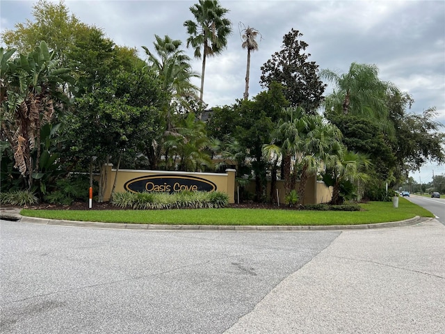 community sign with a lawn