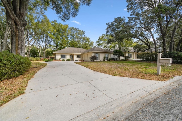 ranch-style home featuring a front lawn