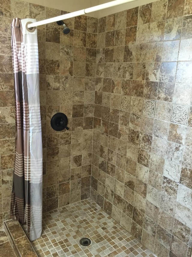 bathroom featuring curtained shower