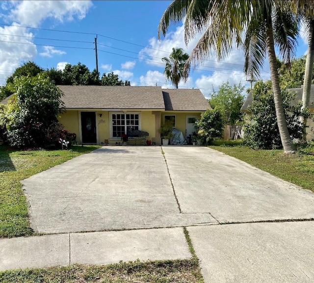 single story home featuring a front yard