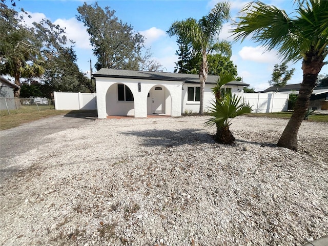 913 27th St E, Bradenton, FL 34208 - view of front facade with stucco siding and gravel driveway