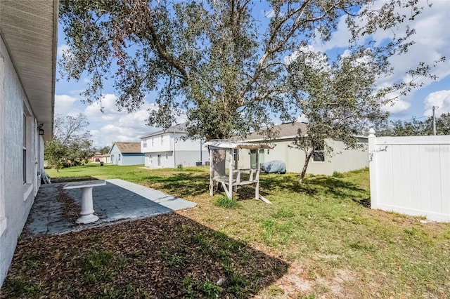 view of yard featuring a patio