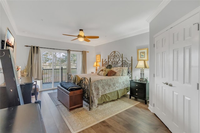 bedroom with access to exterior, hardwood / wood-style flooring, ornamental molding, and ceiling fan