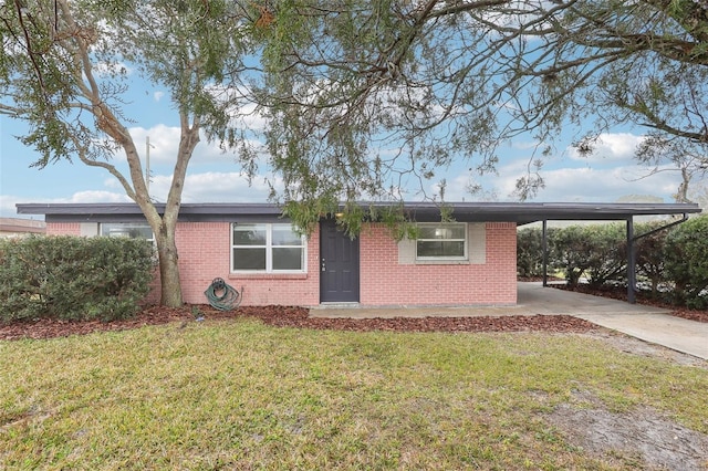 view of front of property featuring a carport and a front yard