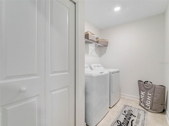 laundry room featuring light tile patterned flooring and independent washer and dryer