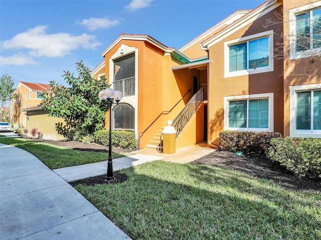 view of front of property featuring a front yard