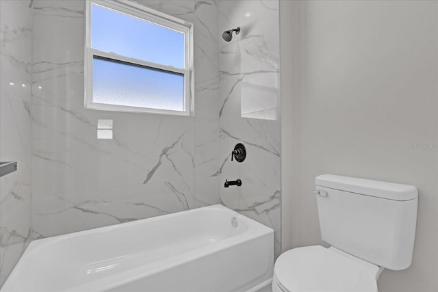 bathroom with toilet and tiled shower / bath