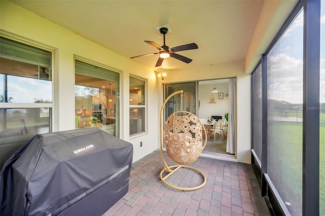 sunroom with ceiling fan