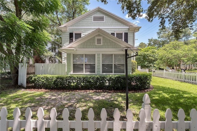 view of front of property featuring a front yard